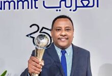 الطيب عبدالماجد يفوز بجائزة الإعلام العربي في (دبي)